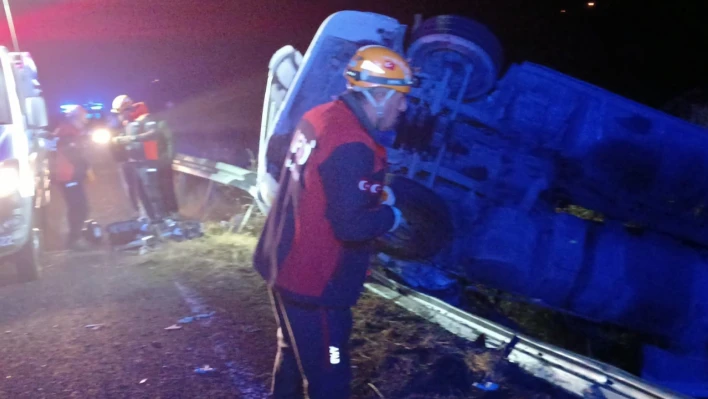 Elazığ'da bariyerlere çarpan kamyon devrildi: 1 yaralı