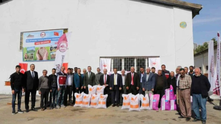 Elazığ'da bin 250 Çiftçiye 1.8 Milyon Liralık Yem Bitkisi Dağıtıldı