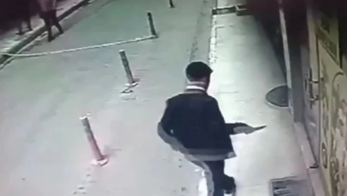 Elazığ'da bir şahıs tartıştığı kişiyi bıçaklayıp kaçtı: O anlar kamerada