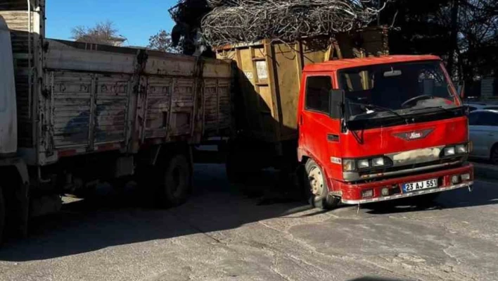 Elazığ'da demir yüklü kamyonun tehlikeli yolculuğu kameraya yansıdı