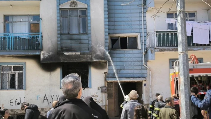 Elazığ'da ev yangını paniğe neden oldu