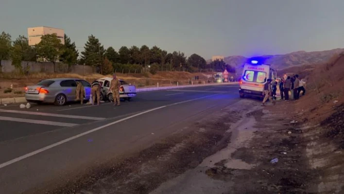 Elazığ'da iki otomobil çarpıştı: 8 yaralı