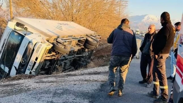 Elazığ'da kamyon yoldan çıktı, sürücü yaralandı