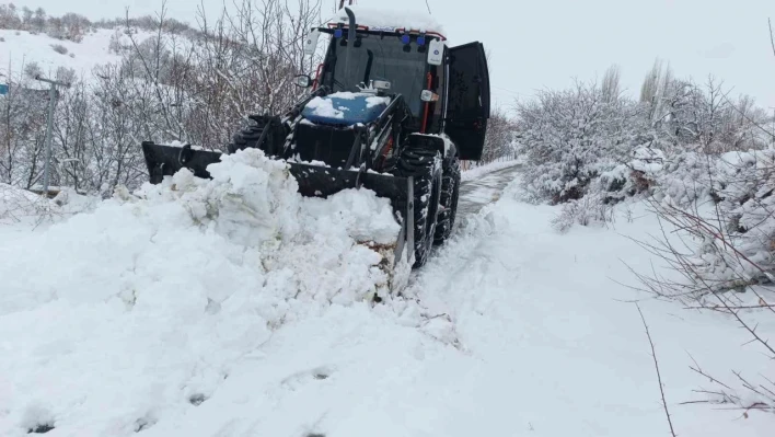 Elazığ'da kapanan 293 köy yolunda çalışmalar sürüyor