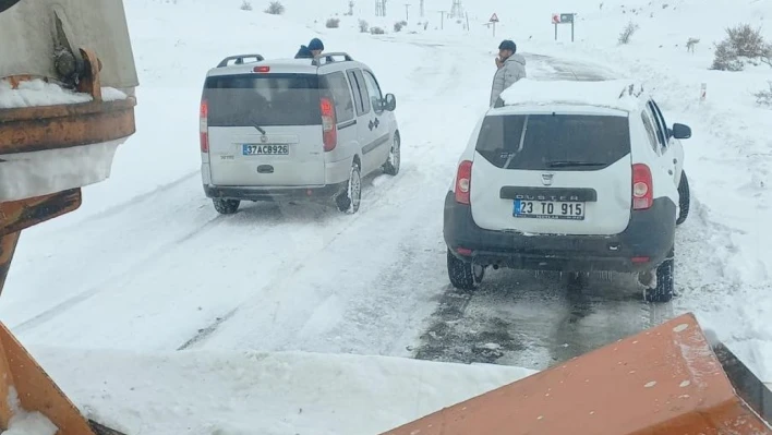 Elazığ'da kar yağışında yolda kalan araçlar, ekipler tarafından kurtarıldı