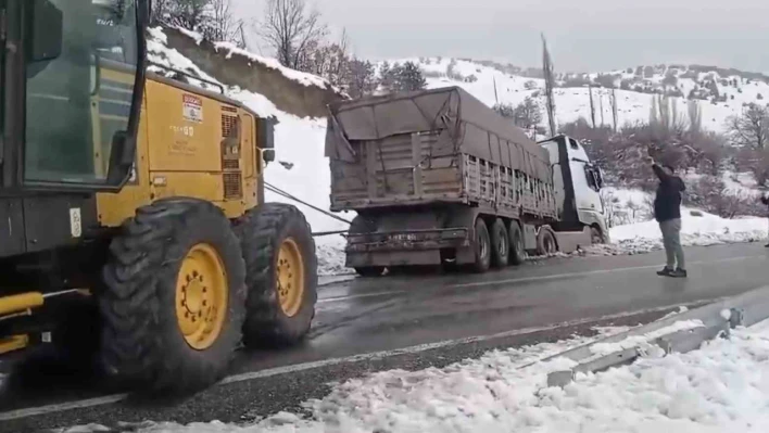 Elazığ'da karlı yolda kayarak yoldan çıkan tırı, ekipler kurtardı