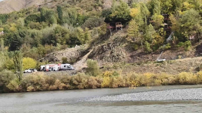 Elazığ'da korku dolu anlar: 4 kişilik aile nehir ortasında birbirine sarılarak hayatta kaldı