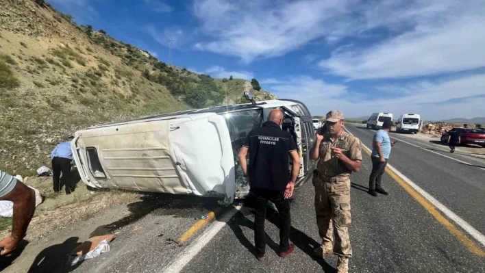 Elazığ'da köy minibüsü takla attı: 3'ü ağır 7 yaralı