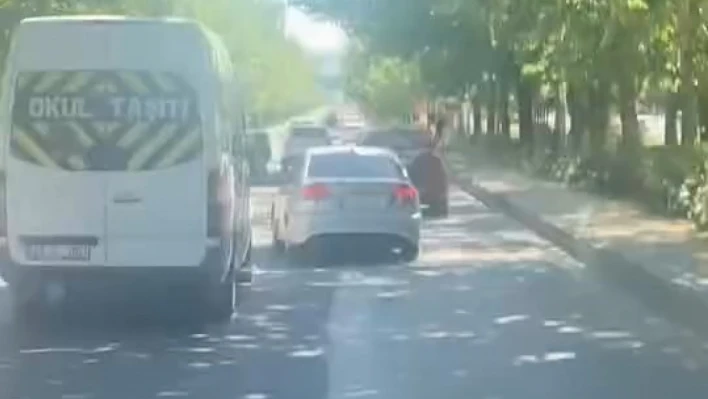 Elazığ'da makas atan sürücü kamerada
