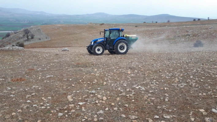 Elazığ'da meralarda gübreleme çalışması sürüyor