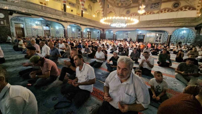 Elazığ'da Mevlid Kandili'nde camiler doldu