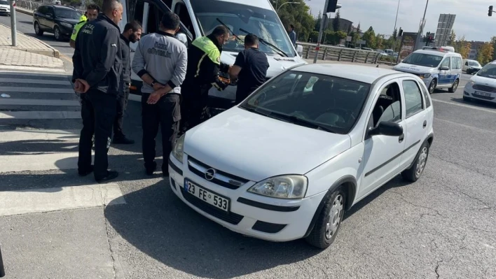 Elazığ'da minibüs ile otomobil çarpıştı: 3 yaralı