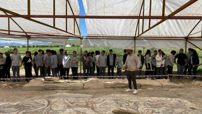 Elazığ'da öğrenciler tarihi mozaiği inceledi