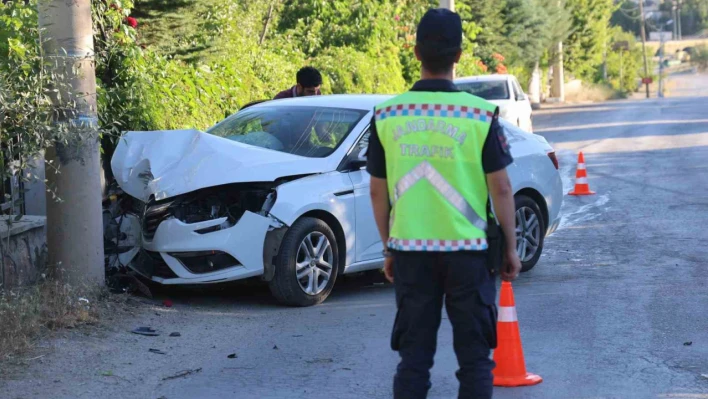 Elazığ'da otomobil beton direğe çarptı: 2 yaralı