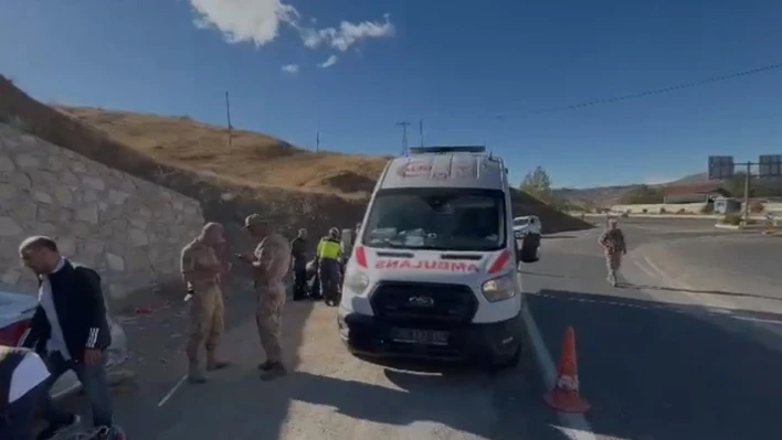 Elazığ'da otomobil durağa daldı: 1'i ağır 6 yaralı