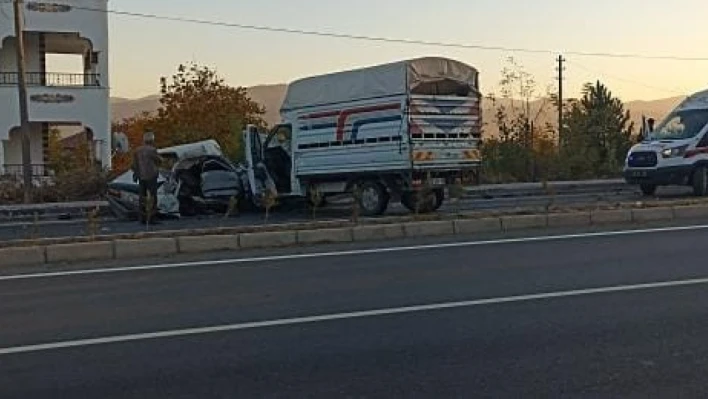 Elazığ'da otomobil ile kamyonet çarpıştı: 1 ölü, 1 yaralı