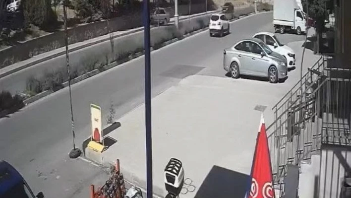 Elazığ'da otomobil istinat duvarına çarptı: 2 yaralı