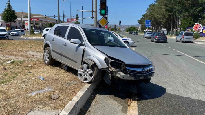 Elazığ'da otomobil refüje çıktı: 4 yaralı
