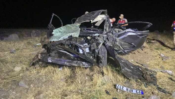 Elazığ'da otomobil şarampole devrildi: 2 ölü, 3 yaralı