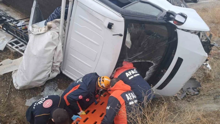 Elazığ'da pikap şarampole uçtu: 2 yaralı