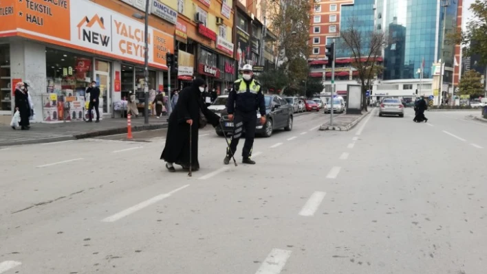 Elazığ'da Polisten Kalpleri Isıtan Hareket