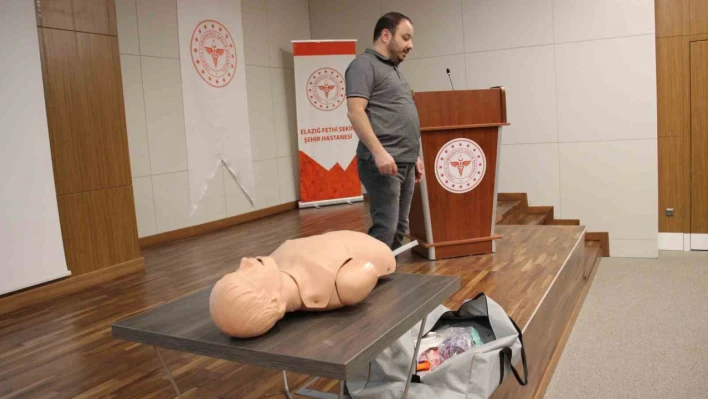 Elazığ'da sağlık çalışanlarına eğitimler sürüyor