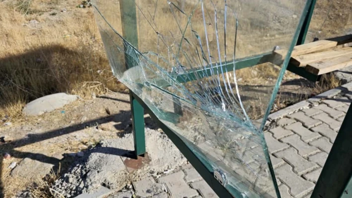 Elazığ'da şehir magandaları durağın camlarını kırdı