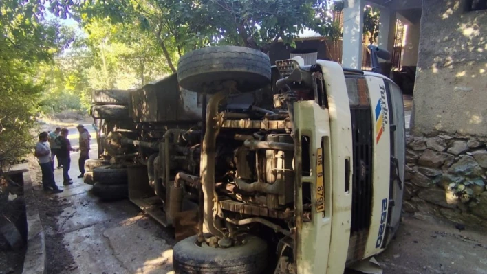 Elazığ'da su tankeri devrildi: 1 yaralı