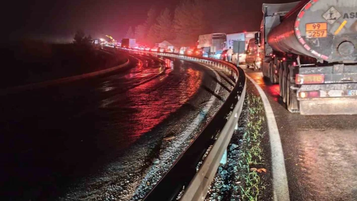 Elazığ'da tır devrildi: Kilometrelerce araç kuyruğu oluştu