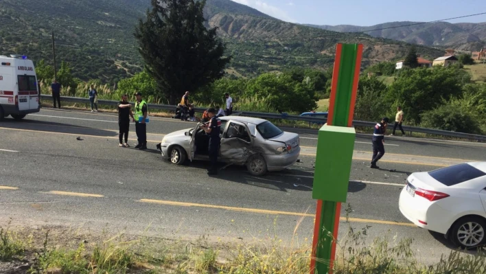 Elazığ'da trafik kazası: Çarpışan otomobillerden biri alev alev yandı, 1 kişi öldü 6 kişi yaralandı