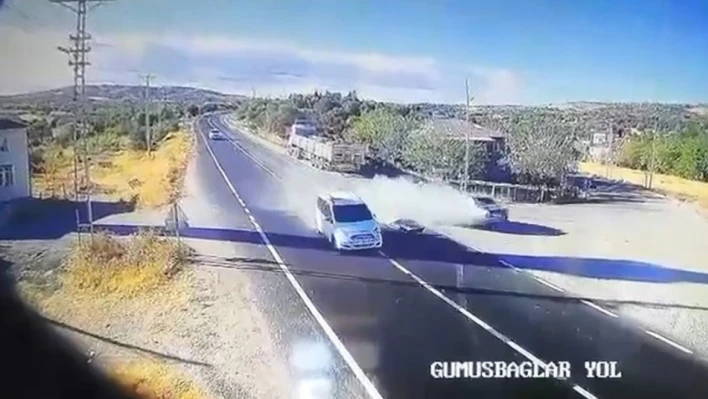 Elazığ'da trafik kazası güvenlik kamerasına yansıdı