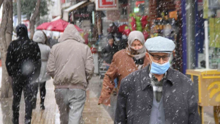 Elazığ'da uzun süredir beklenen kar yağışı başladı