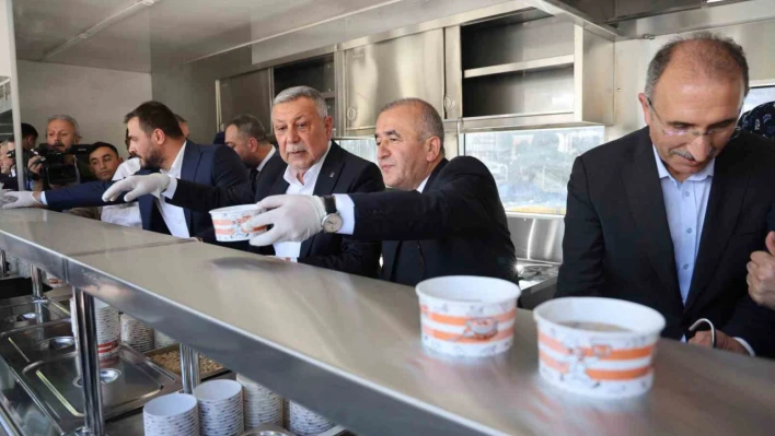 Elazığ'da vatandaşlara aşure ikram edildi
