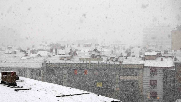 Elazığ'da yoğun kar yağışı başladı