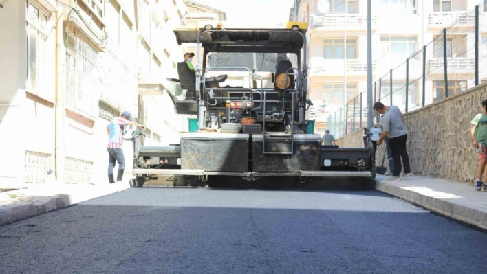 Elazığ'da yol yenileme çalışmaları devam ediyor