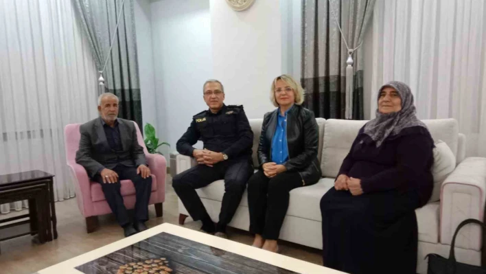 Elazığ Emniyet Müdürü Karayel ve Eşi, Şehit Ailesiyle Bir Araya Geldi