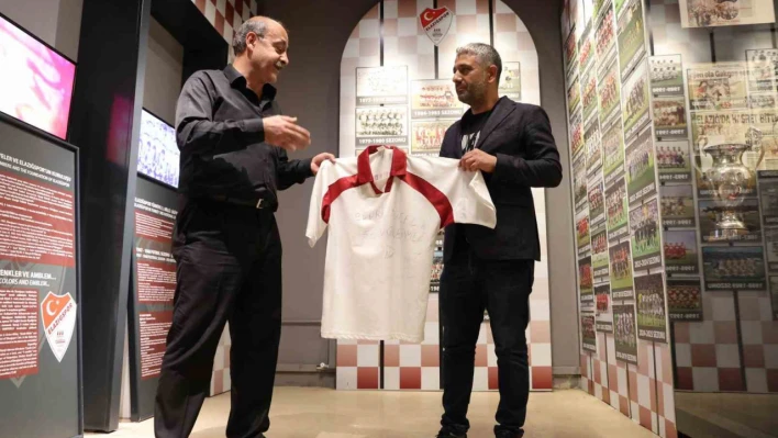 Elazığspor'un ilk kez Süper Lige çıktığı formayı, 23 yıl sonra müzeye bağışladı