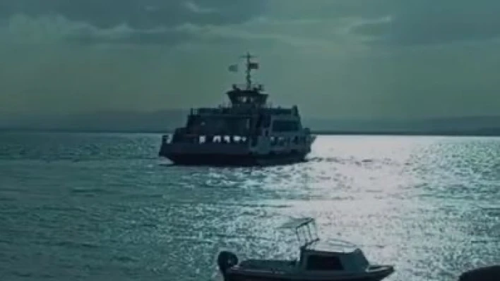 Feribotta korku dolu anlar: Fırtınadan dolayı iskeleye yanaşamadı