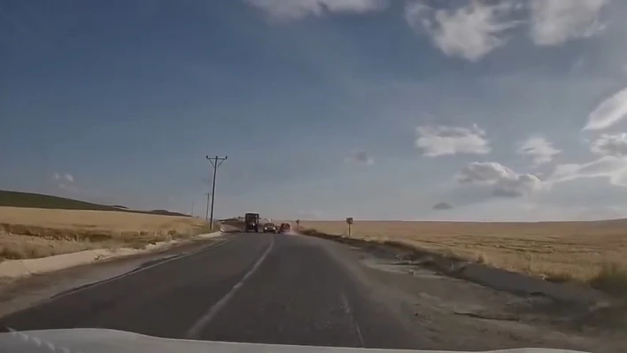 Hatalı sollama yapan sürücü yürekleri ağza getirdi