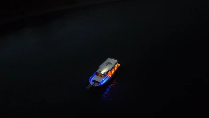 Hazar Gölü'nün gece görüntüleri İstanbul'u aratmadı
