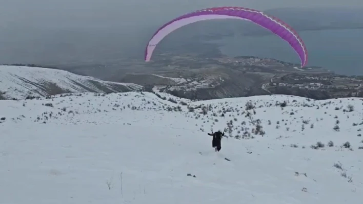 Hazarbaba Dağı'nda göl manzarası eşliğinde yamaç paraşütü