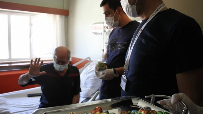 Sağlık Çalışanlarını Görünce Gözyaşlarına Hakim Olamadı
