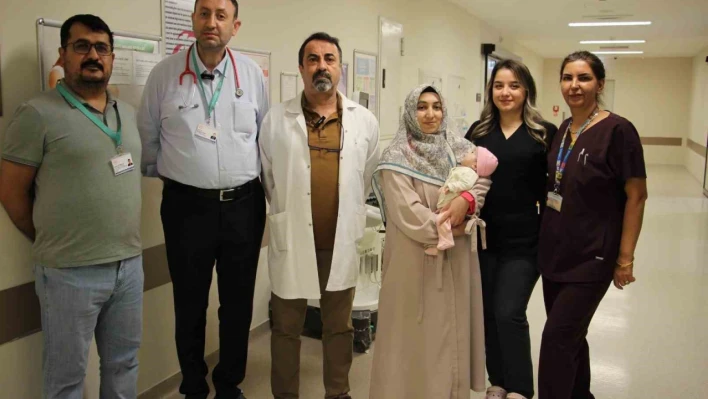 İç organları göğüs boşluğuna dolan bebek, başarılı ameliyatla hayata tutundu