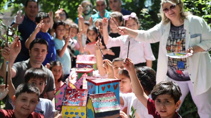 İlkokul öğrencileri sokak hayvanlarının yuvalarını onardı