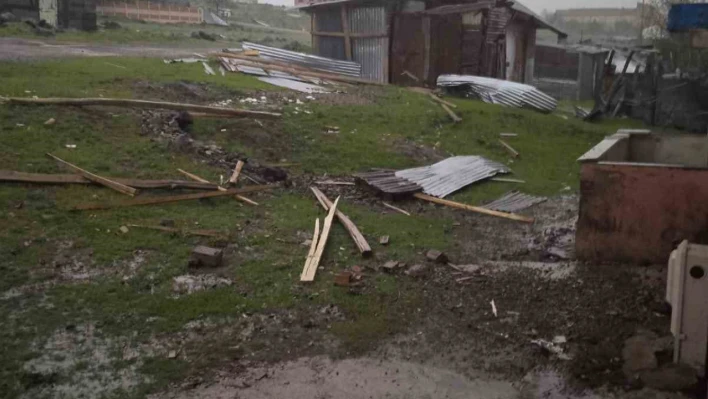 Karkaoçan'da fırtına evlerin çatılarını uçurdu