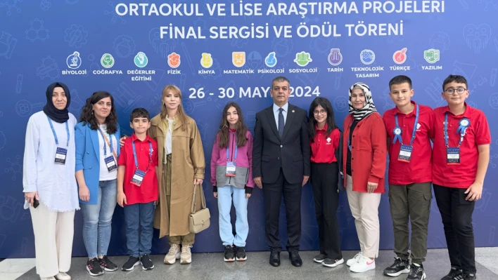 Milletvekili Keleş TÜBİTAK Proje Sergisi'nde Elazığ'lı öğrenciler ile bir araya geldi.