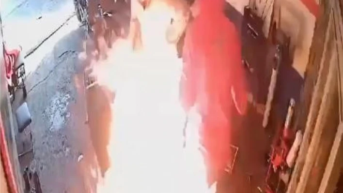 Motosikletteki yangına yanıcı maddeyle müdahale edince alevlerin arasında kaldılar: O anlar kamerada