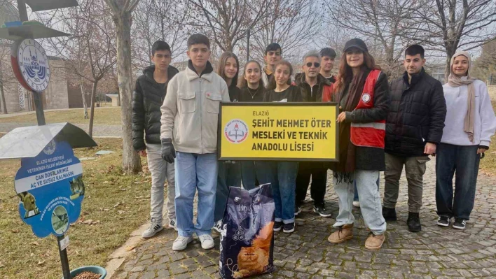 Öğrencilerden can dostlara su ve mama desteği