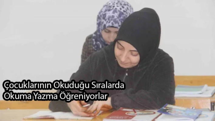 Çocuklarının Okuduğu Sıralarda Okuma Yazma Öğreniyorlar