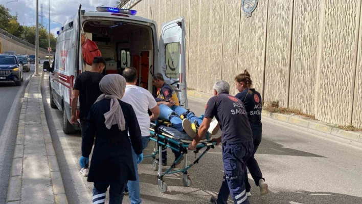 Otomobil aydınlatma direğine çarptı: 3 yaralı